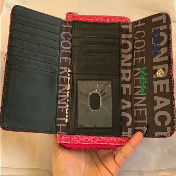 Kenneth Cole Reaction Wallet - Picture 4 of 8